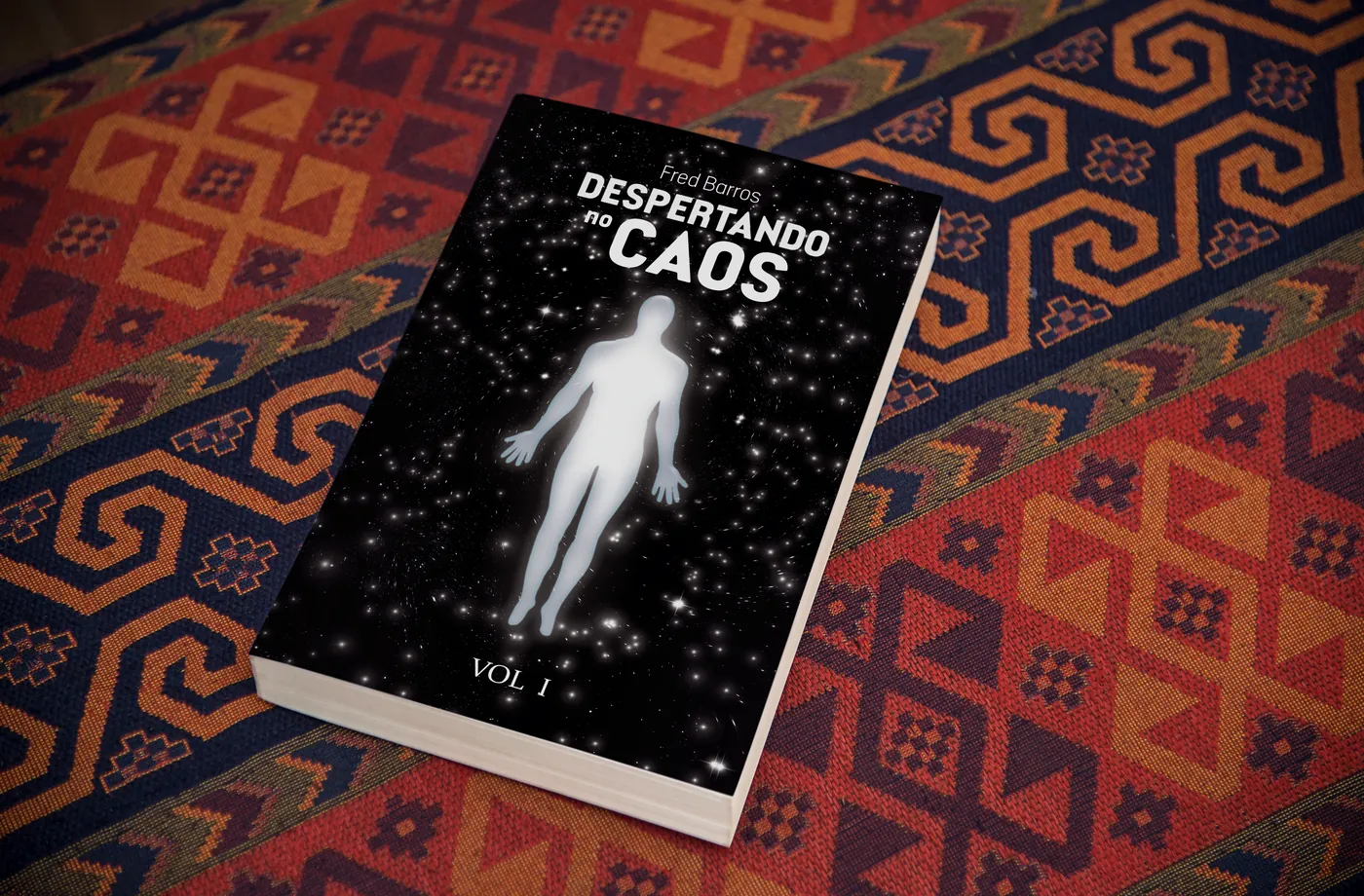 Capa do livro Despertando no Caos